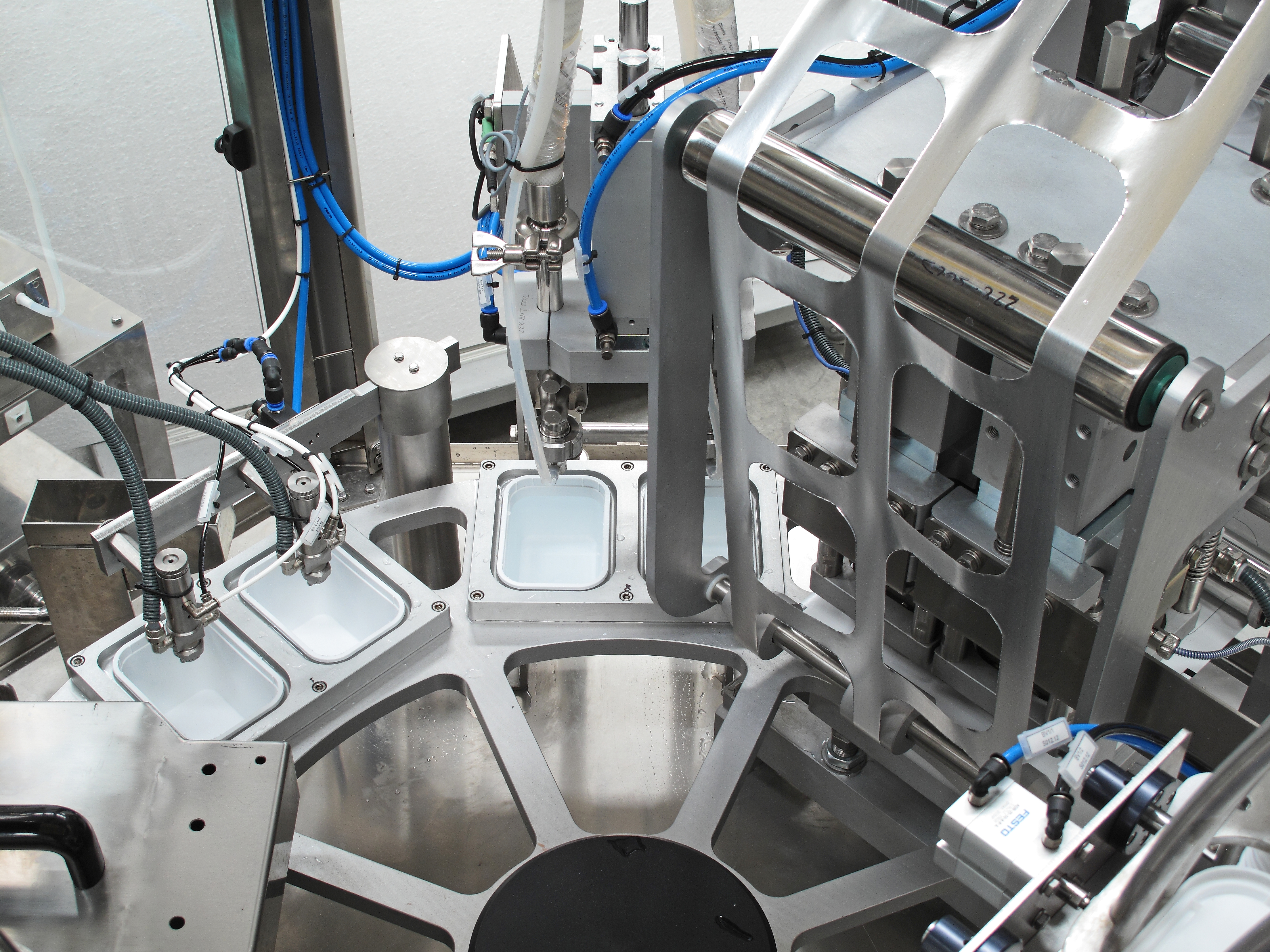 DAIRY PACK DP80R - Fresh Cheese Bucket on a rotary filling machine